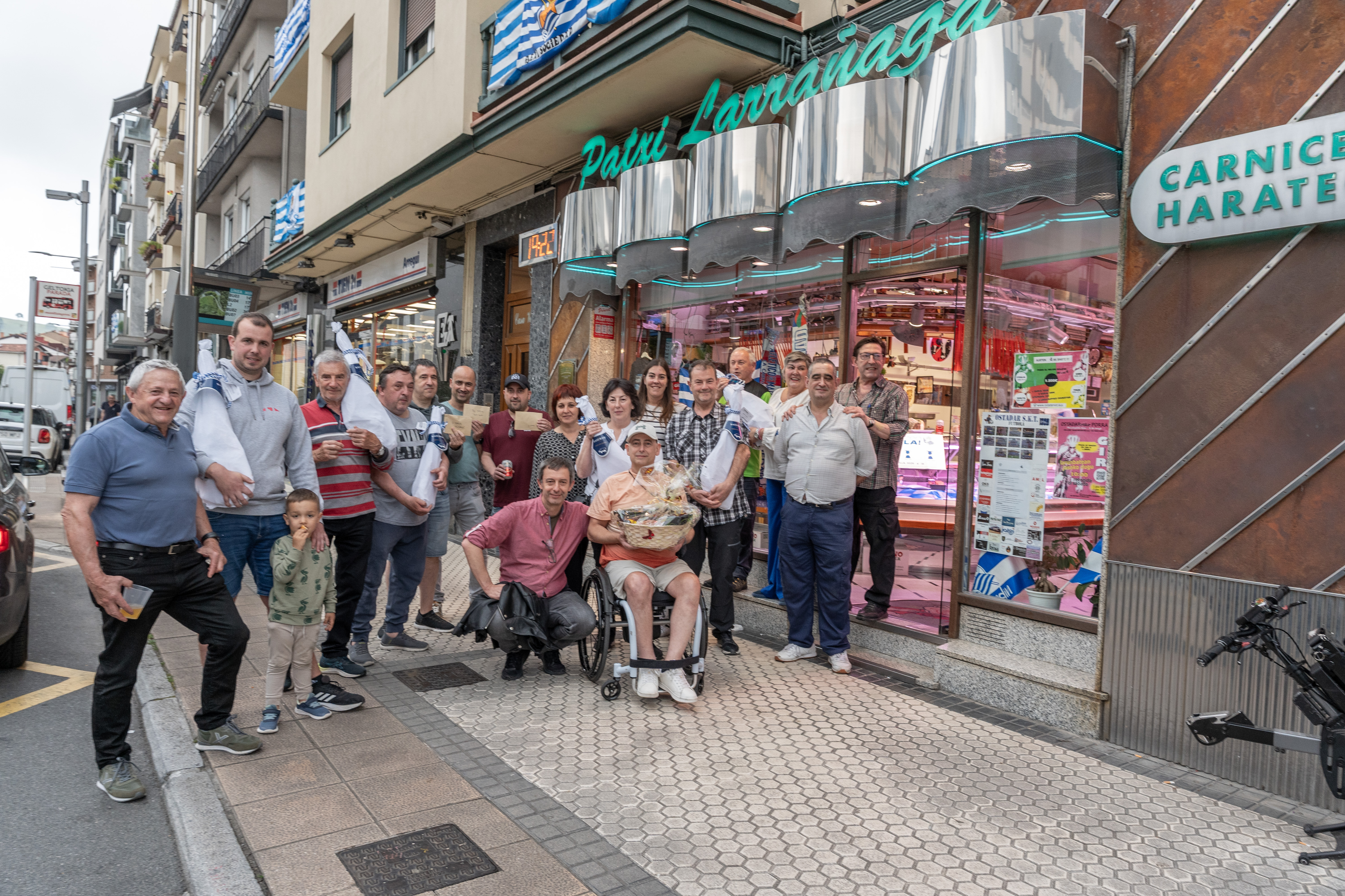 Reparto de premios de la Itzulia en La carnicería Larrañaga
